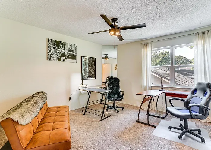 Holiday home 4 Mi To At&t Stadium: Worth Townhome!