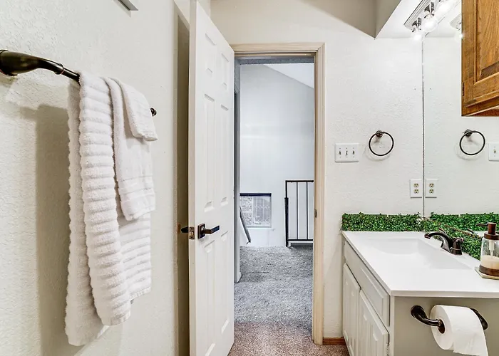 4 Mi To At&t Stadium: Worth Townhome! Holiday home Fort Worth