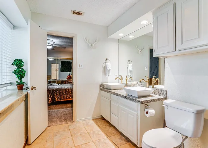 4 Mi To At&t Stadium: Worth Townhome! Holiday home