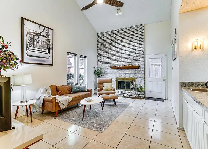 4 Mi To At&t Stadium: Worth Townhome! Holiday home