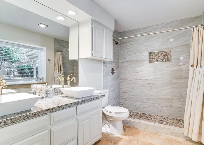 Holiday home 4 Mi To At&t Stadium: Worth Townhome!