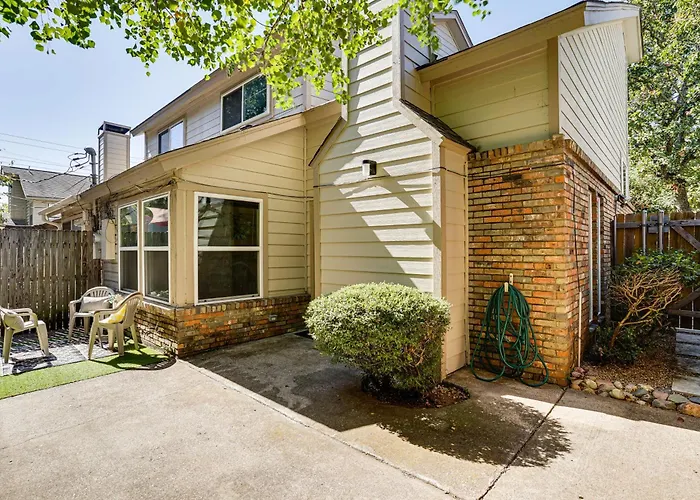 4 Mi To At&t Stadium: Worth Townhome! Holiday home Fort Worth
